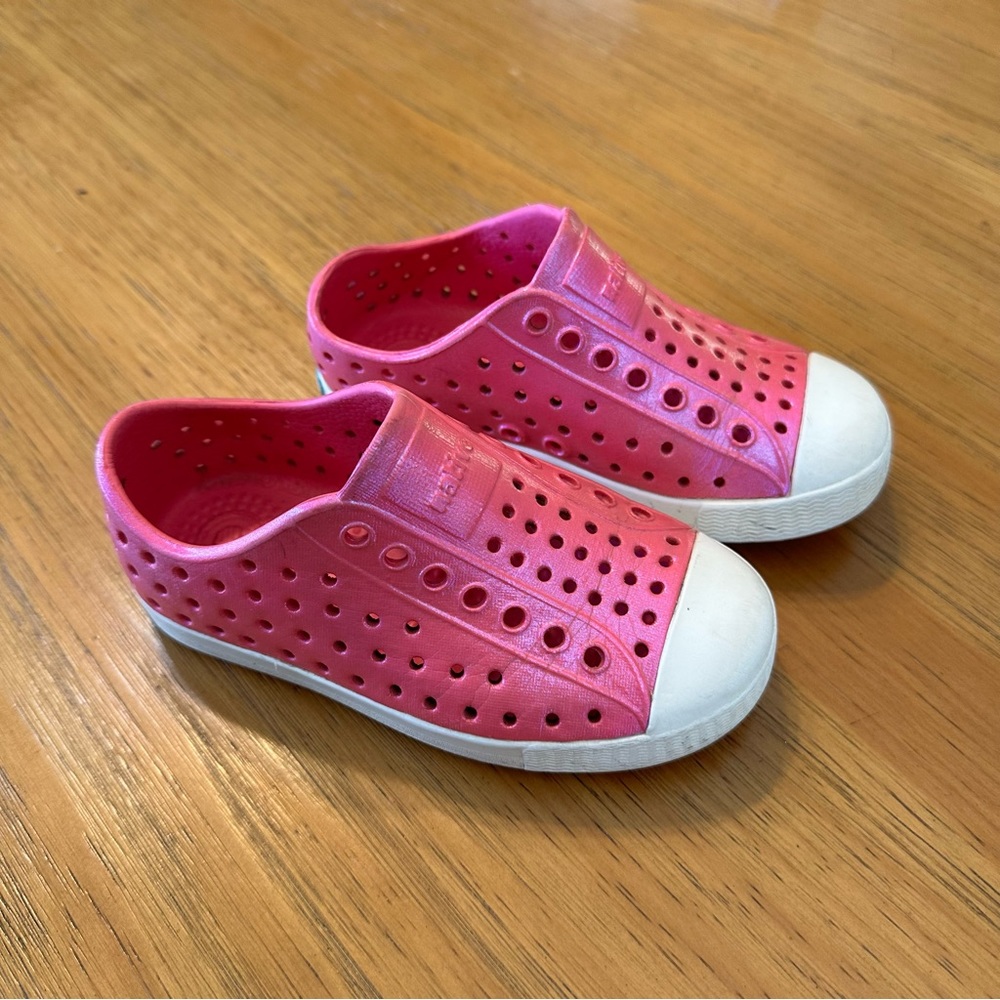 Native Jefferson Shimmer Pink size c9